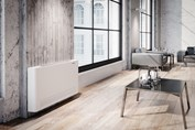 Gebläsekonvektor an Wand montiert in einem Wohnzimmer